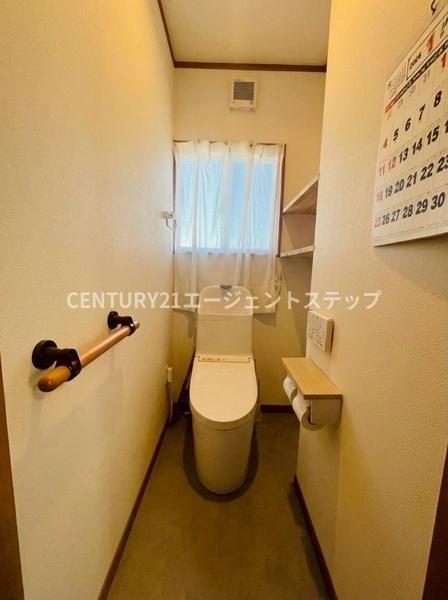 　トイレ　手すり付きの明るいトイレです