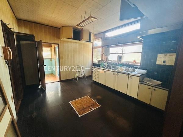 　キッチン　窓付きの明るいキッチンです