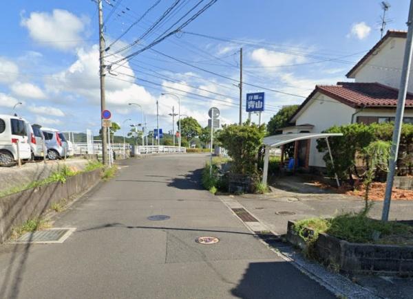 　前面道路含む現地写真　前面道路が特徴的な現地写真です