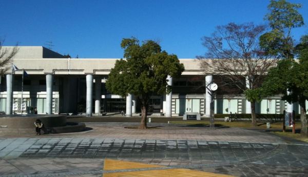 　宮崎県立図書館（図書館）／1464m　