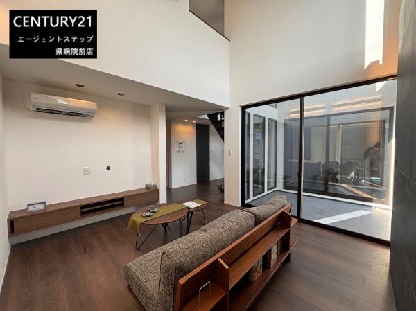 　リビング　リビングの開放感が際立ちます