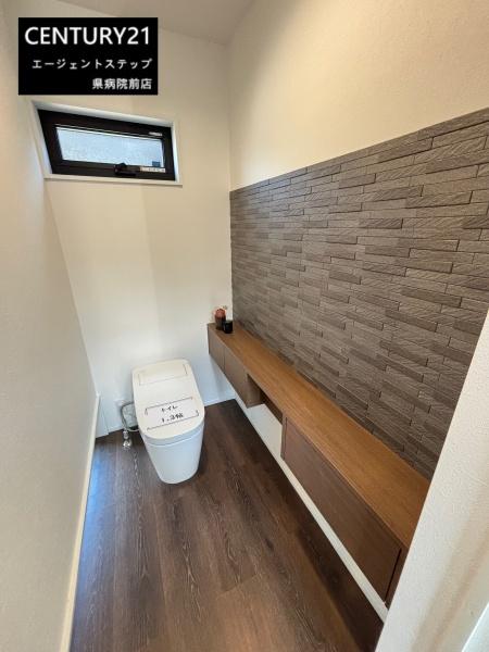 　トイレ　木目床のトイレ空間です