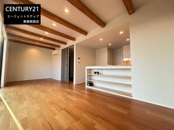 　リビング　木目調の床が映えるリビングです