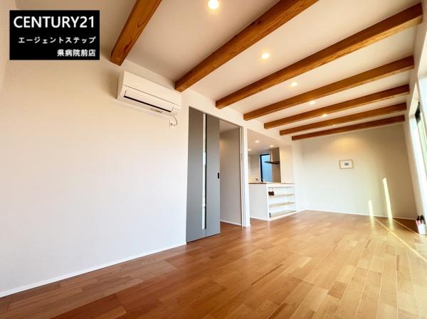 　洋室　木目梁が魅力の洋室です