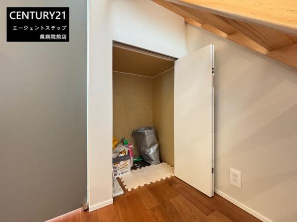 　収納　階段下の収納が便利です