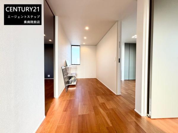 　その他内観　リビングの広々とした廊下です