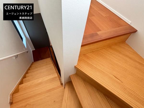 　その他内観　木製階段が魅力の階段スペースです