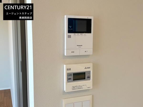 　その他　設備パネルが整然と並ぶ壁面です