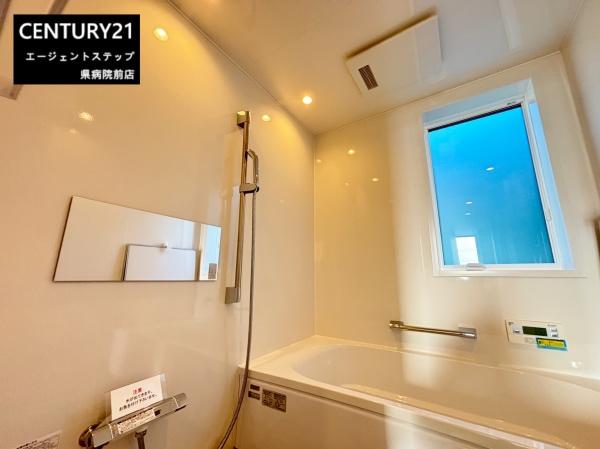 　バス　窓付きのバスが印象的です