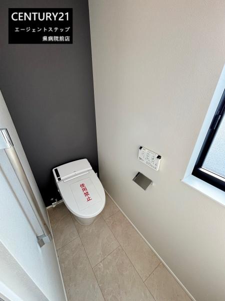 　トイレ　窓のあるトイレです