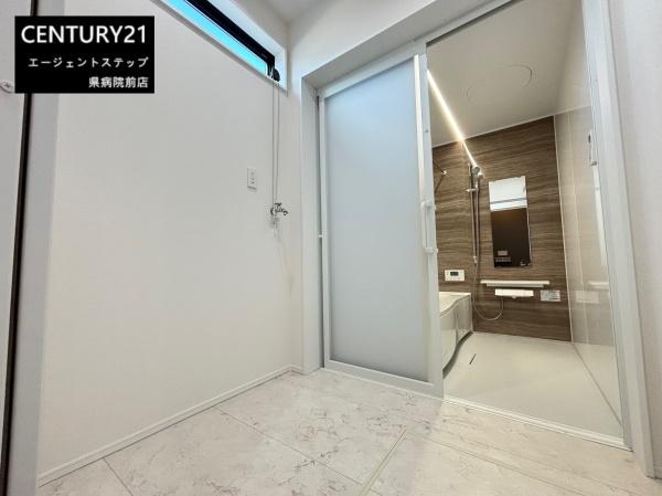 　洗面台・洗面所　洗面台・洗面所が明るい空間です