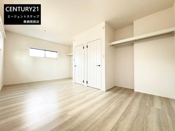 　洋室　洋室は明るい印象です