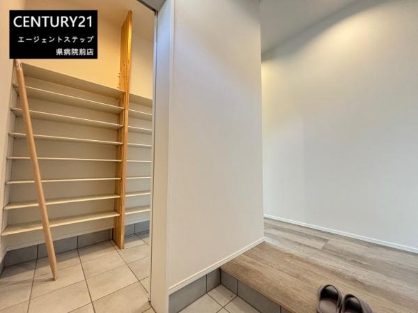 　玄関　玄関の収納スペースが便利です