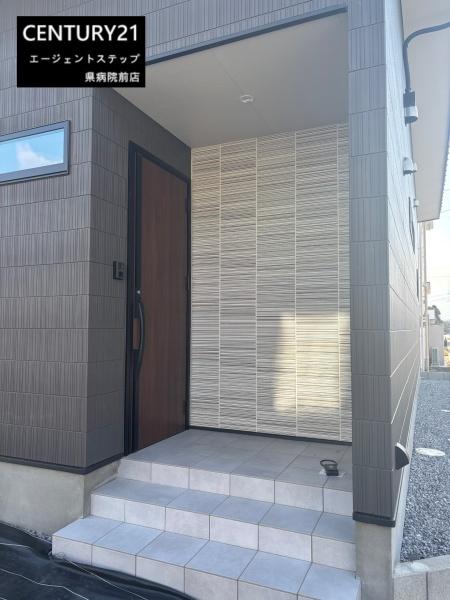 　玄関　玄関が印象的な外観です