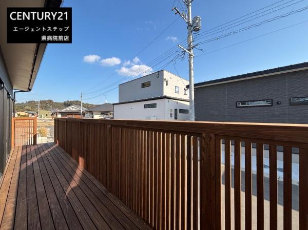 　その他　ウッドデッキが特徴の外観です