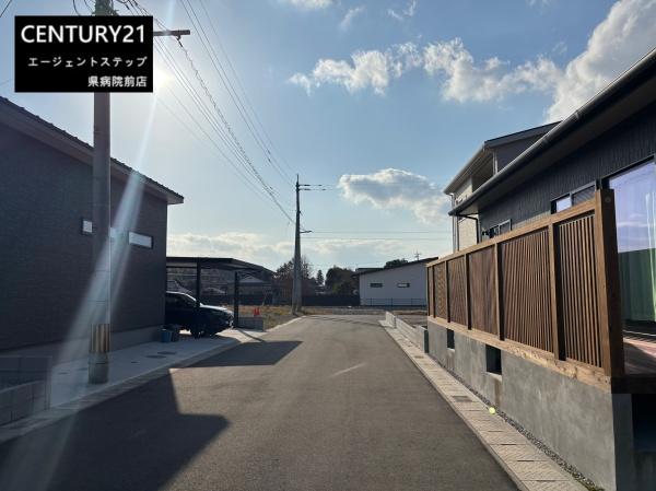 　前面道路含む現地写真　前面道路の様子がよく分かる現地写真です