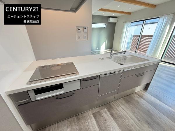 　キッチン　採光豊かなキッチン空間です