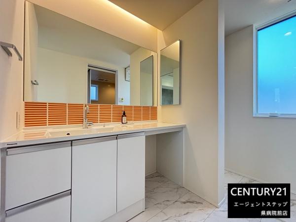 　洗面台・洗面所　洗面台・洗面所が広く使いやすいです