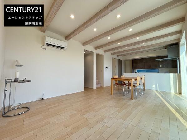 　リビング　明るく広々としたリビングです