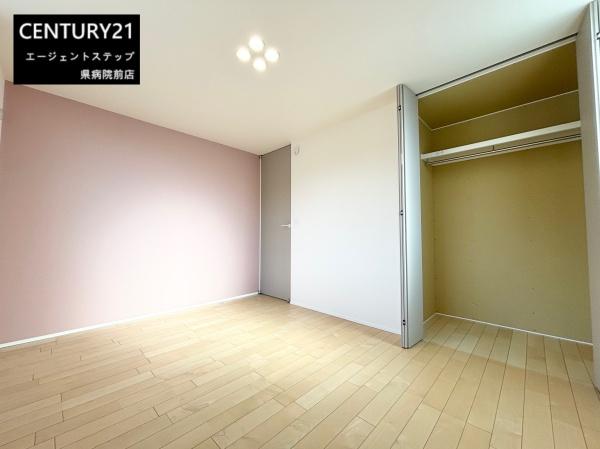 　洋室　洋室のアクセント壁が印象的です