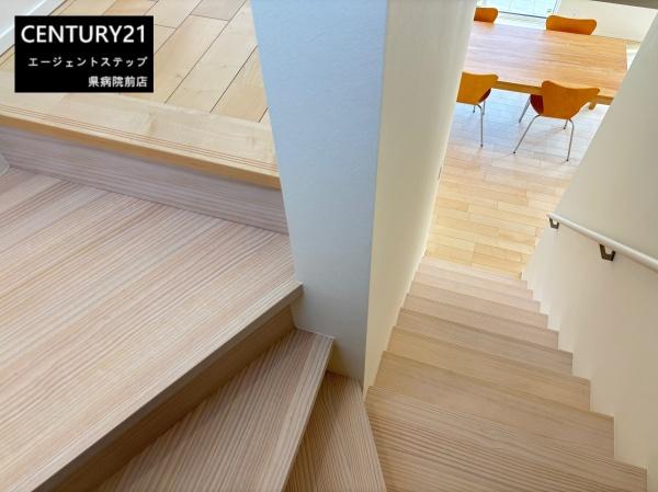 　バス　バスが映える明るい階段です