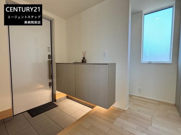 　玄関　玄関が明るくて清潔感があります