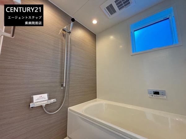 　バス　明るいバスが印象的です