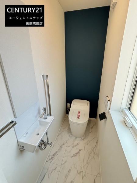 　トイレ　明るい窓付きトイレです