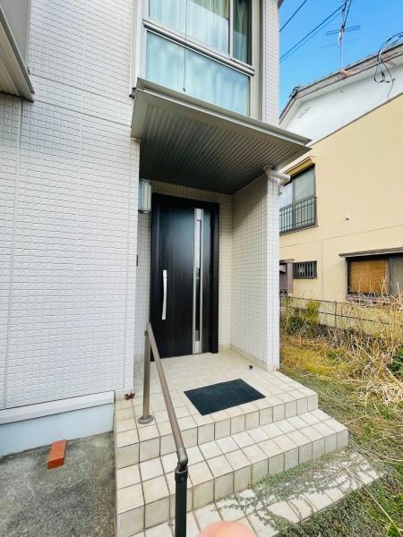 　玄関　玄関に手すり付きです