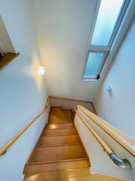 　その他内観　明るい階段スペースです