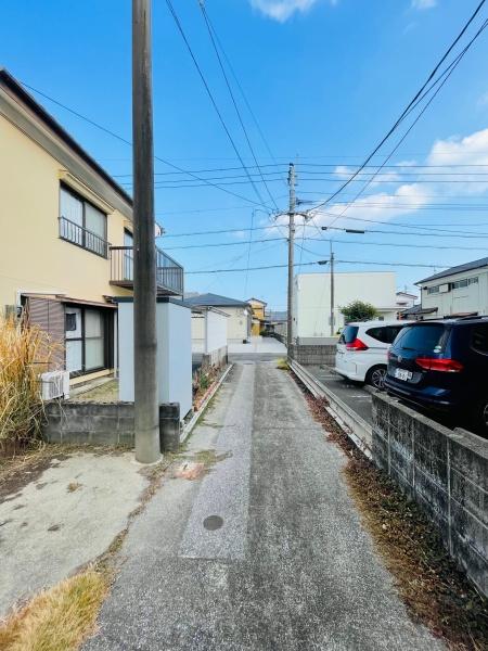 　前面道路含む現地写真　前面道路含む現地写真が印象的です