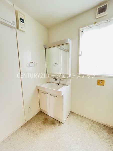 　洗面台・洗面所　明るい洗面台が魅力です