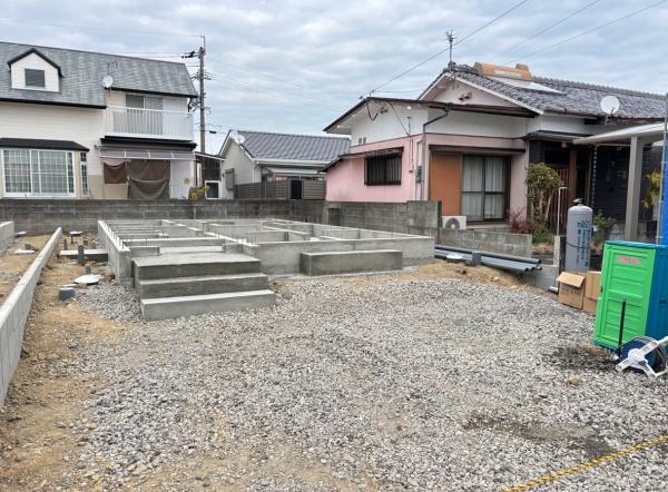 　その他現地　基礎の様子がわかる住宅用地です