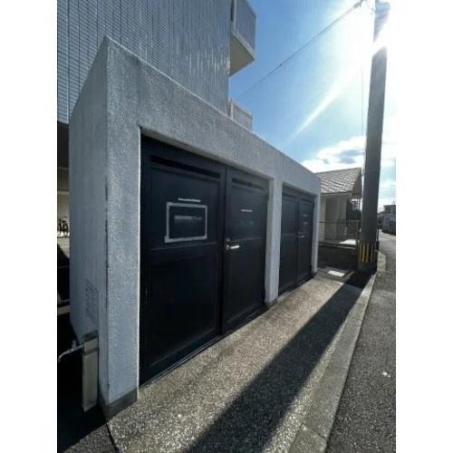 　駐車場　ゴミ置き場
