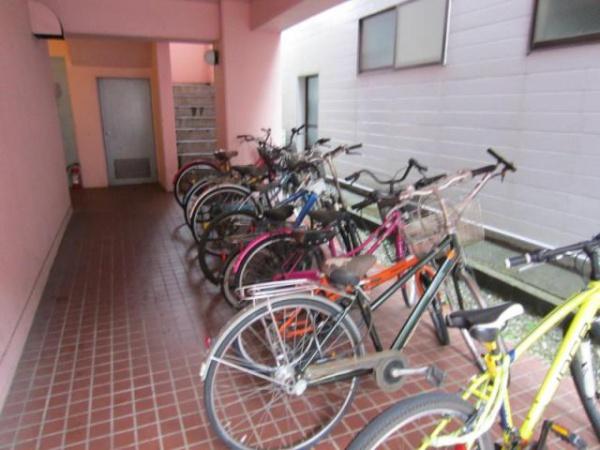 メゾンフジモト　駐車場　駐輪場