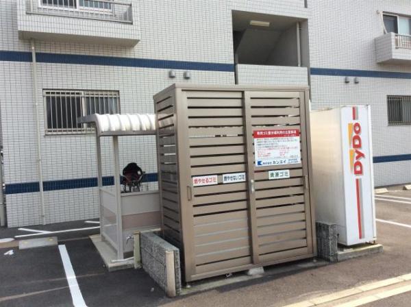 ユーミー小松A　エントランス　ゴミ置き場