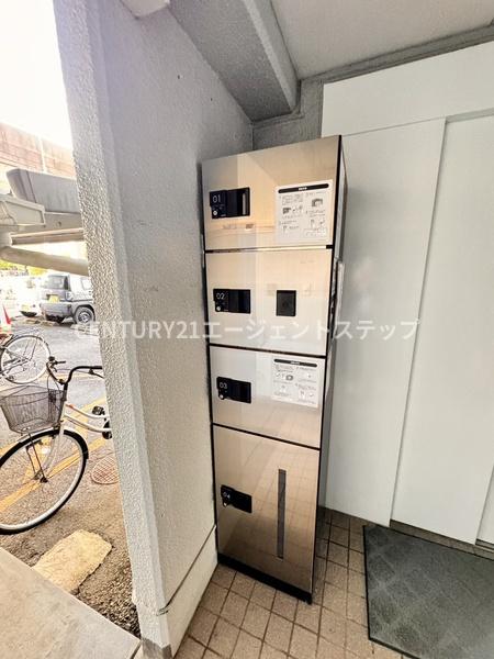 柳丸コーポ南棟　エントランス　宅配ボックス